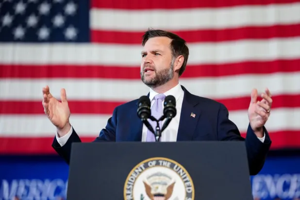 JD Vance'in bizzat yazarak 2016'da yayımladığı yaşam öyküsü Hillbilly Elegy, hem New York Times En Çok Satan Kitaplar listesinde zirveye çıkmış hem de filme uyarlanarak dünya sinemalarında gösterilmişti (AP)
