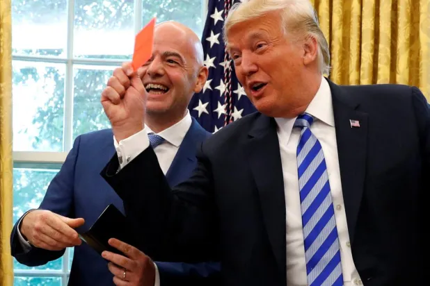 Gianni Infantino (solda), Dünya Kupası’na yönelik siyasi müdahale nedeniyle istifa çağrılarıyla karşı karşıya (Reuters)