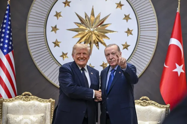 Trump, NATO Zirvesi'ndeki açıklamalarında Erdoğan'dan yine övgüyle bahsetti (AP)