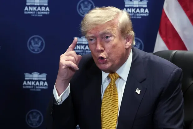 Trump, Ankara'daki NATO Zirvesi'nde Avrupa ülkelerini eleştirirken, Grönland'ı ilhak tehditlerini de yineledi (AP)