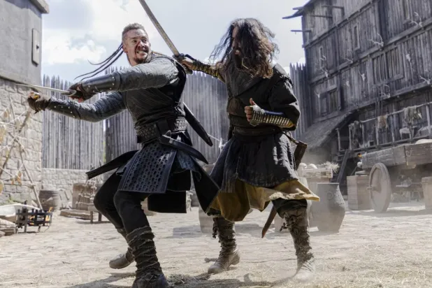 The Last Kingdom'da 43 yaşındaki Alman aktör Alexander Dreymon (solda), Sakson olarak doğup Vikingler tarafından yetiştirilen Uhtred rolünde (Netflix)