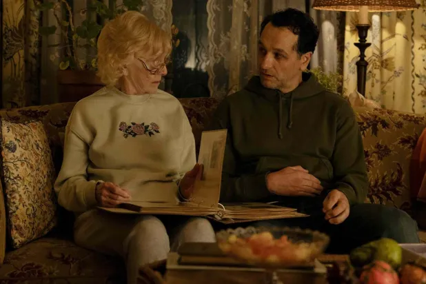 Widow's Bay'de oğluyla yeni bir hayat kurmaya çalışan dul Belediye Başkanı Tom Loftis rolündeki Matthew Rhys (sağda), bu yıl iki Emmy ödülüne birden aday gösterildi (Apple TV)