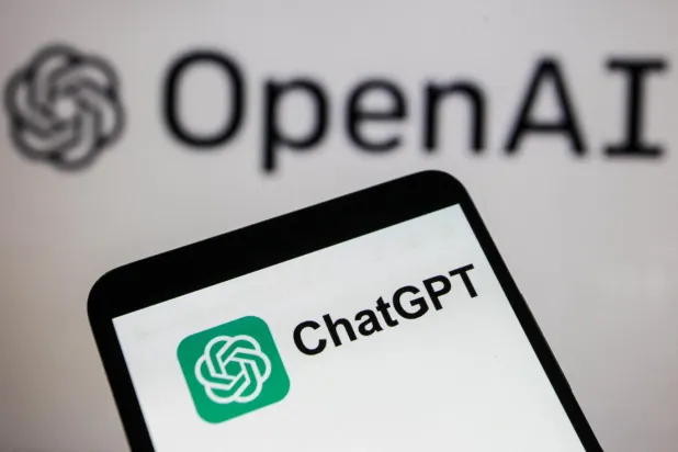 ChatGPT uygulamasının logosu bir akıllı telefon ekranında görülüyor (AFP)