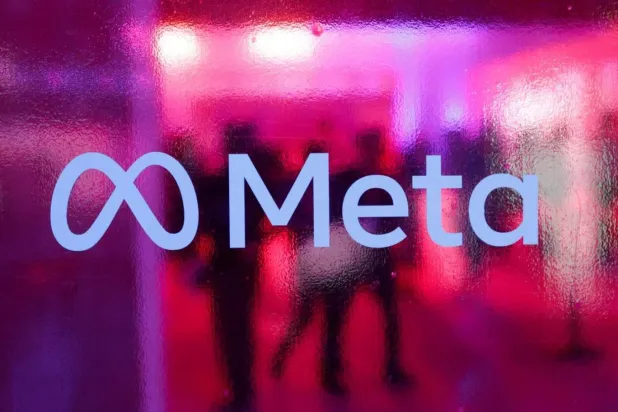 Hindistan'ın Mumbai kentinde 20 Eylül 2023'te düzenlenen bir konferansta insanlar Meta Platforms şirketinin logosunun önünden geçiyor (Reuters)