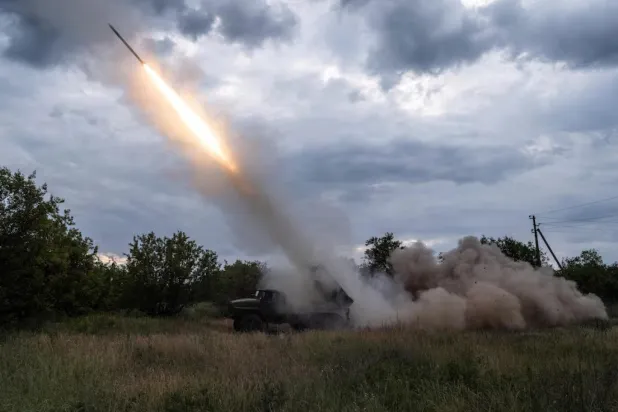 Ukrayna, Rusya'nın ele geçirdiğini duyurduğu stratejik Kostantinovka kentindeki mevzilere füze atışı yapıyor (Reuters)