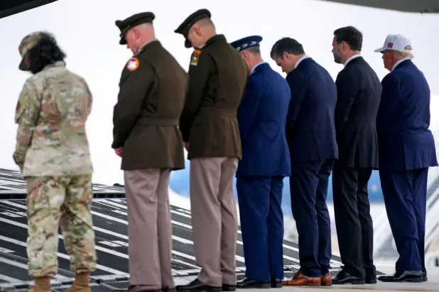 Ölen askerler için düzenlenen törende golf şapkası takan Trump bu tercihiyle tepki toplamıştı (Reuters)
