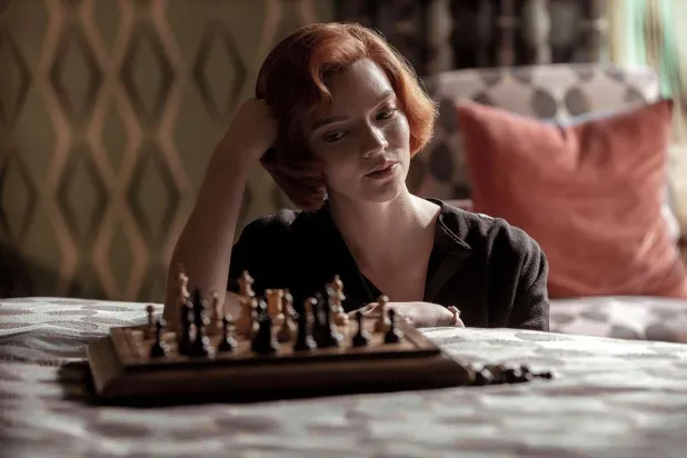 Anya Taylor-Joy, Netflix'in 1950'ler ve 60'larda geçen fenomen mini dizisi The Queen's Gambit'te dahi satranç oyuncusu Beth Harmon karakterini canlandırmıştı (Netflix)