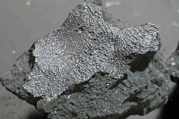 Çarpışma sırasında parçalanan Hillsborough meteoritinin bir parçasının üzerinde, Dünya atmosferinden yüksek hızda geçerken oluşan erime kabuğu görülüyor (SETI Enstitüsü)