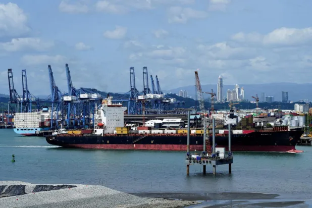 Küresel deniz ticareti trafiğinin yaklaşık yüzde 6'sı Panama Kanalı'ndan geçiyor (Reuters)