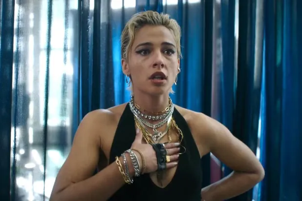 Gülümse 2'de ünlü pop yıldızı Skye Riley'yi canlandıran 1993 doğumlu müzisyen ve oyuncu Naomi Scott, filmdeki şarkıların çoğunu kendisi yazıp seslendirdi (Paramount Pictures)
