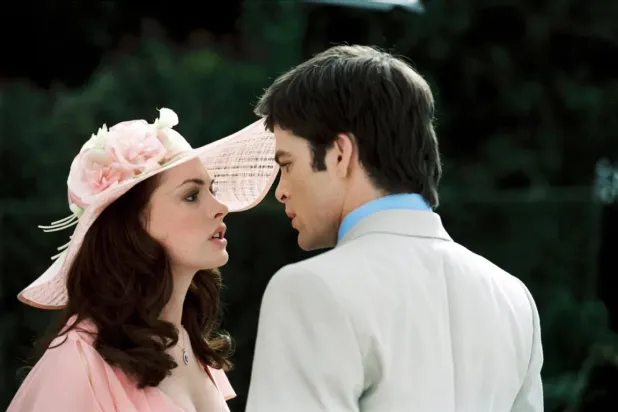 Acemi Prenses 2: Kraliyet Nişanı, Kraliçe Mia'nın (Anne Hathaway, solda) tahta geçebilmek için Genovia kanunları gereği acilen evlenmek zorunda kalmasını anlatıyordu (Walt Disney Pictures)