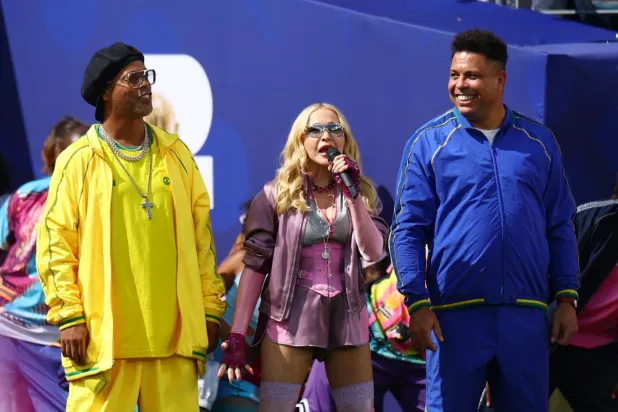 Brezilyalı efsaneler Ronaldinho ve Ronaldo, ilk FIFA Dünya Kupası finali devre arası gösterisinde Madonna'ya katıldı (Reuters)
