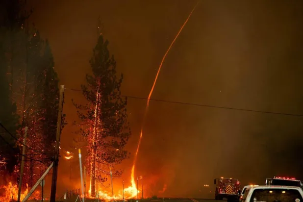 Temmuz 2020'de Kaliforniya'nın Susanville kentinde çıkan Hog yangını sırasında bir ateş kasırgası (veya ateş hortumu) gökyüzüne doğru yükseliyor (AFP)