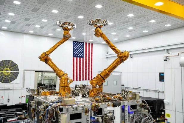 Mission Robotic Vehicle'ın 3 metrelik kolları uzaydaki nesneleri onarmak ve taşımak için tasarlandı (DARPA)