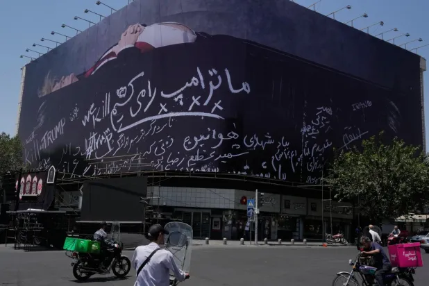 Tahran'daki İnkılap Meydanı'na tabutta yatan Trump afişi asılmıştı (AP)