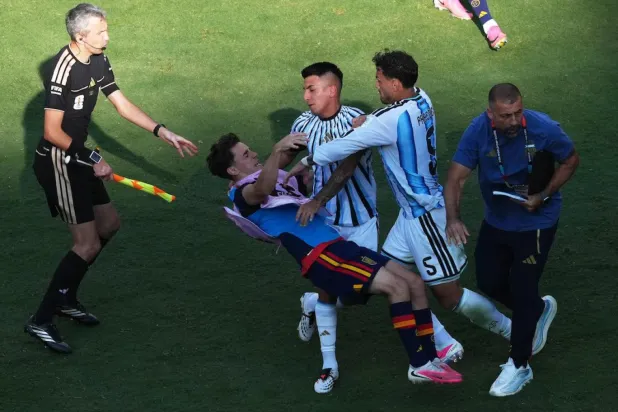 Arjantinli Leandro Paredes, final maçında İspanyol oyuncu Pablo Martín Páez Gavira'ya saldırmıştı (Reuters)