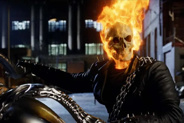 Mark Steven Johnson'ın yönettiği 2007 yapımı Hayalet Sürücü'de genç motosiklet akrobatı Johnny Blaze'in hasta babasını kurtarmak için ruhunu Mephistopheles'e satmasıyla gelişen olaylar anlatılıyor (Sony Pictures, Columbia Pictures)