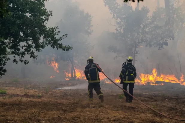İtfaiyeciler, Lège-Cap-Ferret bölgesindeki yanan ormana su püskürtüyor (AP)