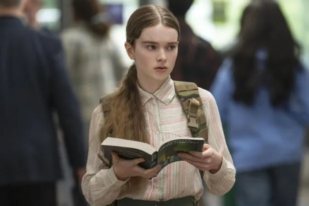 Kariyerine çocuk yaşta korku filmleriyle başlayan 2004 doğumlu Kanadalı yıldız Summer Howell, Carrie uyarlamasında baş karakter Carrie White rolünde (Amazon Prime Video)