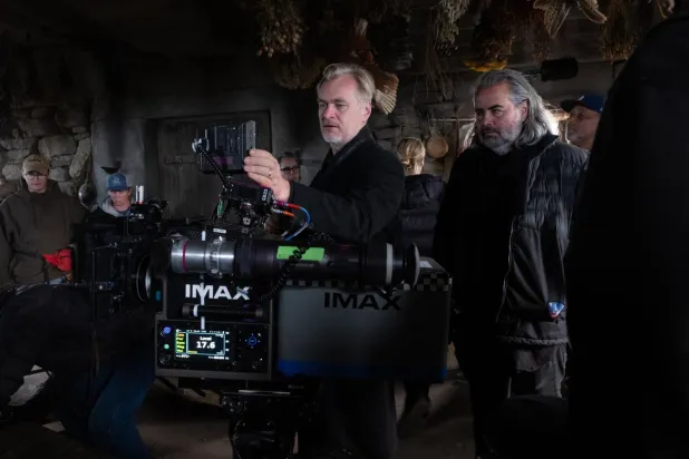 Christopher Nolan (solda), 54 yaşındaki Oscar ödüllü görüntü yönetmeni Hoyte van Hoytema'yla (sağda) Yıldızlararası (Interstellar), Dunkirk, Tenet ve Oppenheimer'da da birlikte çalışmıştı (Universal)
