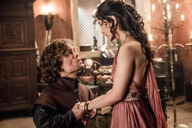 Peter Dinklage (solda), George R.R. Martin'in fantastik roman serisinden uyarlanan Game of Thrones'da Sibel Kekilli'yle (sağda) birlikte kamera karşısına geçmişti (HBO)