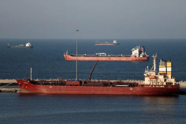 Gemiler Hürmüz Boğazı'nda demirlemeye devam ediyor (Reuters)
