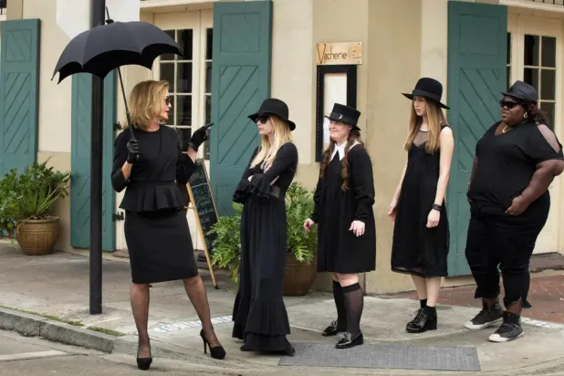 American Horror Story'nin Coven adındaki üçüncü sezonu, Salem cadılarının soyundan gelen genç kızların New Orleans'taki gizli bir okuldaki hayatta kalma mücadelesini, Yüce Cadı olma yarışını ve vudu kraliçeleriyle savaşını anlatıyordu (FX)