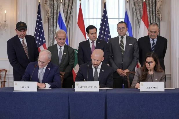 ممثلو لبنان وإسرائيل والولايات المتحدة يوقّعون اتفاق الإطار في مقر وزارة الخارجية الأميركية الجمعة (رويترز)