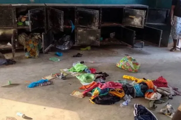 Nijerya’nın Nijer eyaletine bağlı Papiri’de bulunan Saint Mary Okulu’nda, öğrenciler ve okul personelinin kaçırıldığı saldırının ardından okulda bırakılan kişisel eşyalar ve giysiler, (Arşiv-Reuters)
