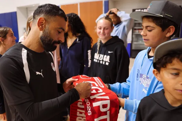 محمد صلاح قبل التدريبات يوقع لمعجبين (الاتحاد المصري)