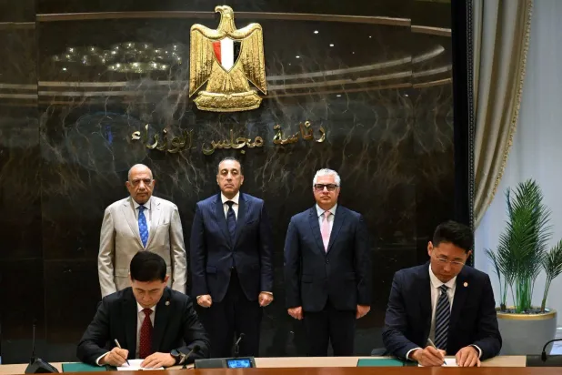 مدبولي يشهد جانباً من توقيع اتفاقية مصرية صينية لإنشاء مشروع إنتاج مكونات إطارات السيارات (رئاسة مجلس الوزراء)