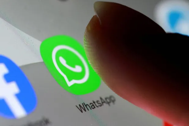 تطبيق «واتساب» يظهر على شاشة هاتف جوال (رويترز)
