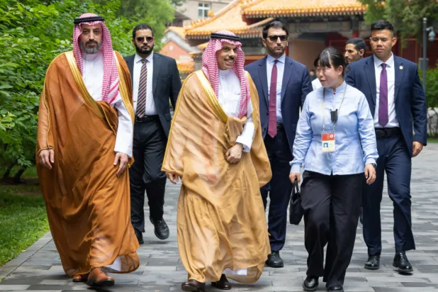 وزير الخارجية السعودي خلال زيارته متحف القصر الإمبراطوري في العاصمة الصينية بكين (الخارجية السعودية)