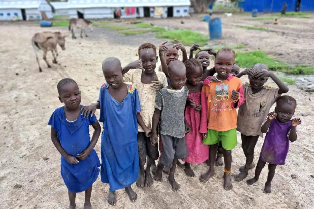 أطفال يتجمعون في مخيم بولاية أعالي النيل في جنوب السودان (د.ب.أ)