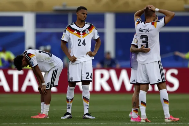 لاعبو ألمانيا يبدون خيبة أملهم بعد الخسارة أمام باراغواي في دور الـ32 من كأس العالم 2026 (إ.ب.أ)