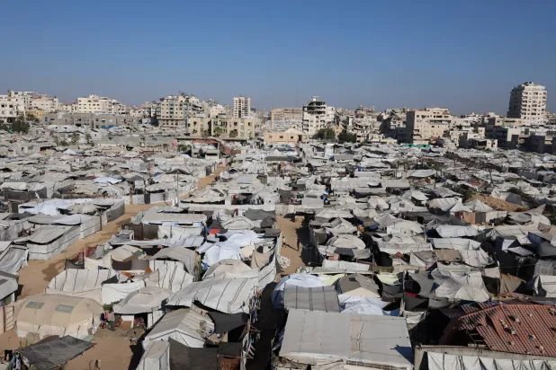 خيام نازحين فلسطينيين في مدينة غزة (رويترز)