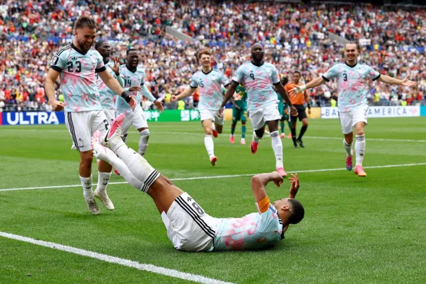  يوري تيليمانس لاعب بلجيكا يحتفل بتسجيل الهدف الثالث (رويترز)