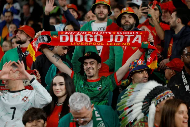 مشاعر البرتغاليين موحدة تجاه نجمهم الراحل جوتا (رويترز)