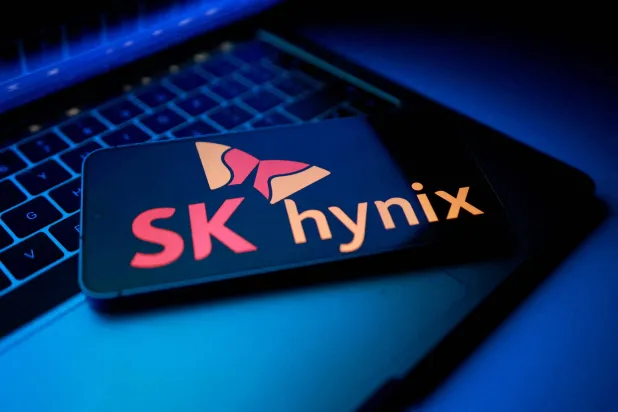 FILE PHOTO: The SK Hynix logo appears in this illustration taken August 25, 2025. REUTERS/Dado Ruvic/File Photo