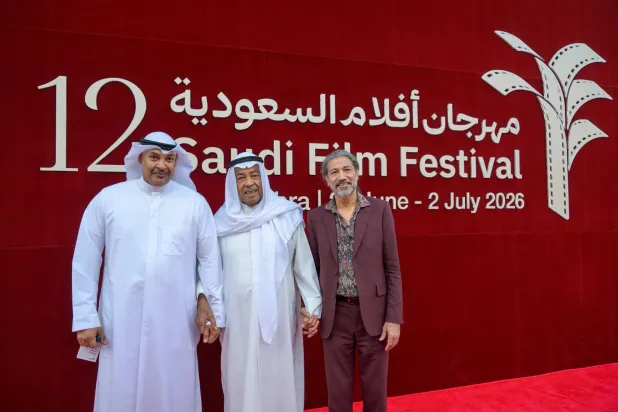 الفرج وابنه مجبل مع مدير المهرجان أحمد الملا (المهرجان)
