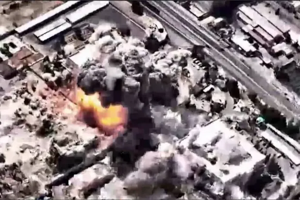İsrail ordusu tarafından yayınlanan bir video, Hamaney'in karargâhının hedef alındığı anı gösteriyor (AFP)