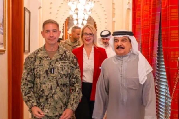 ملك البحرين حمد بن عيسى آل خليفة مع قائد «سنتكوم» الفريق أول بحري تشارلز برادفورد كوبر (بنا)