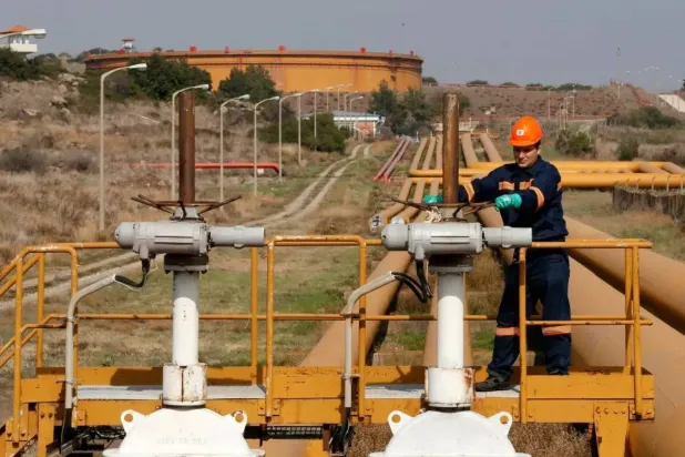 (foto altı) Irak’tan Türkiye’ye petrol taşınması ve ardından yurt dışına ihraç edilmesi amacıyla kullanılan Kerkük-Ceyhan boru hattında bakım çalışmaları yürüten bir işçi (Reuters)