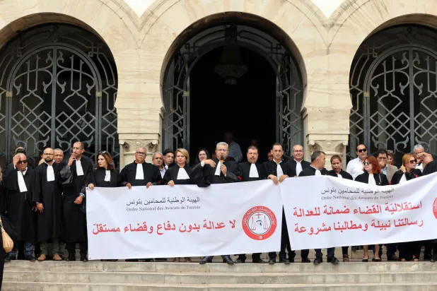 من مظاهرة سابقة نظمها عدد من القضاة وسط العاصمة التونسية احتجاجاً على ظروف العمل (إ.ب.أ)
