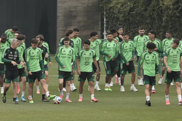 يشارك لاعبو المنتخب المكسيكي في حصة تدريبية ضمن استعداداتهم لمواجهة منتخب إنجلترا (إ.ب.أ)
