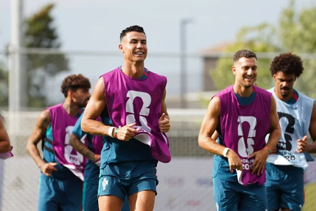 البرتغالي كريستيانو رونالدو يشارك في حصة تدريبية للمنتخب في تورونتو (د.ب.أ)