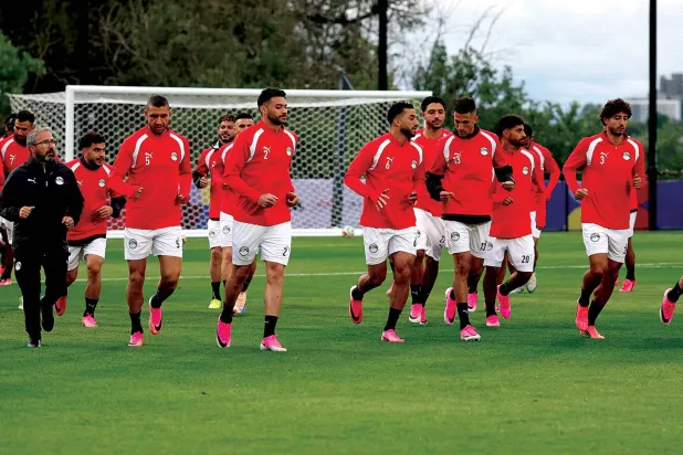 لاعبو منتخب مصر خلال التدريب قبل ملاقاة أستراليا (أ.ف.ب)