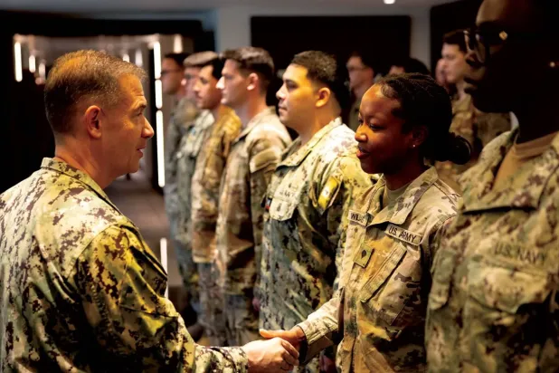 CENTCOM komutanı Brad Cooper, geçtiğimiz haftalarda 14 İran İHA’sını düşüren Amerikalı askerleri dün Bahreyn'de onurlandırdı (CENTCOM)