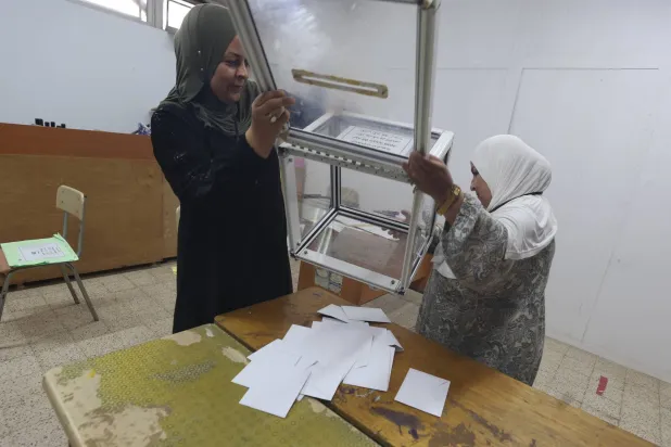 فرز الأصوات في مكتب انتخابي بعد انتهاء التصويت في الانتخابات البرلمانية بالجزائر العاصمة (إ.ب.أ)
