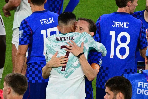 رونالدو يحتضن لوكا مودريتش بعد نهاية المباراة (أ.ب)